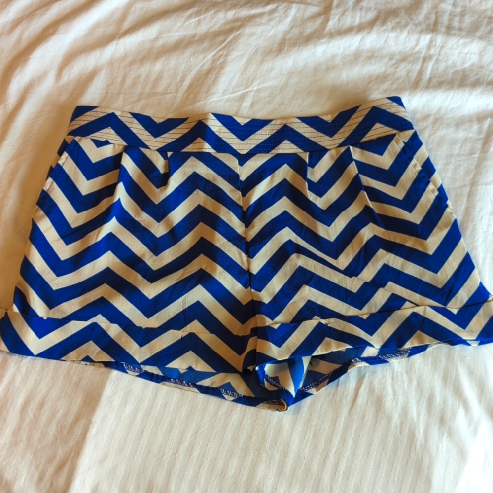 Light weight Blue and White chevron print shorts